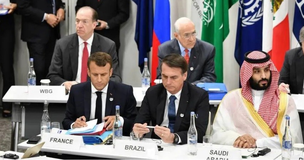 You are currently viewing Bolsonaro conversa com Macron e o convida para visitar a Amazônia