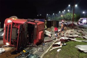 Read more about the article Motorista perde controle de carreta e tomba na avenida do Turismo, em Manaus