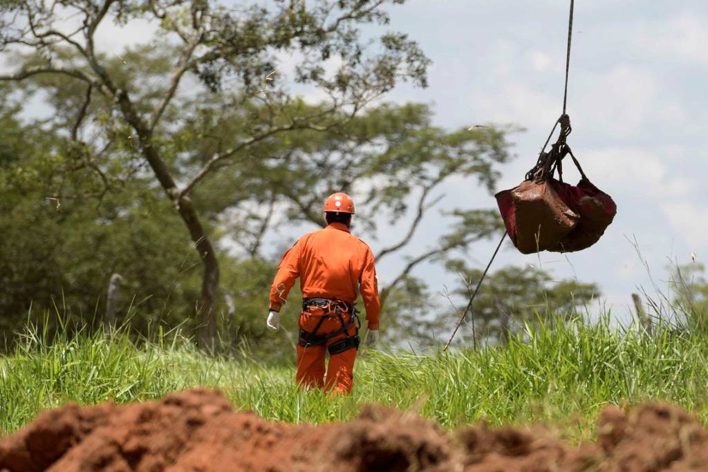 You are currently viewing Bombeiros encontram corpo completo em Brumadinho, após mais 4 meses da tragédia