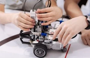 Leia mais sobre o artigo Escola oferece oficinas gratuitas de robótica, realidade virtual e games, em Manaus