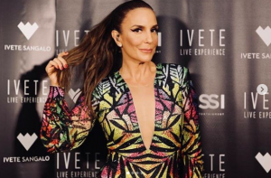 Read more about the article A cantora Ivete Sangalo cai no palco ao tentar defender fã de seguranças