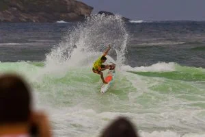 Leia mais sobre o artigo Brasileiros avançam para terceira fase do mundial de surfe, em Saquarema