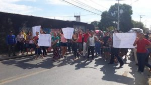 Read more about the article Pais de alunos fazem protesto contra novo calendário que inclui aulas aos sábados e feriados, no AM