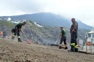 Leia mais sobre o artigo Vulcão entra em erupção na ilha de Stromboli e mata uma pessoa