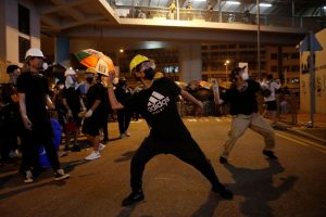 Read more about the article Ataque violento contra manifestantes gera revolta em Hong Kong