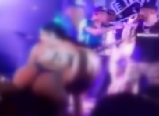 You are currently viewing Polêmica: Mulher dança nua em palco durante show de forró, em Manaus