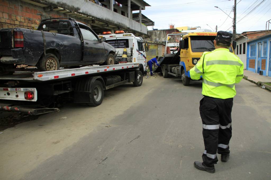 No momento, você está visualizando Operação Sucata retira carros abandonados nas ruas de Manaus