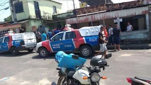 Leia mais sobre o artigo Homem é executado a tiros em frente de casa, no São José, em Manaus