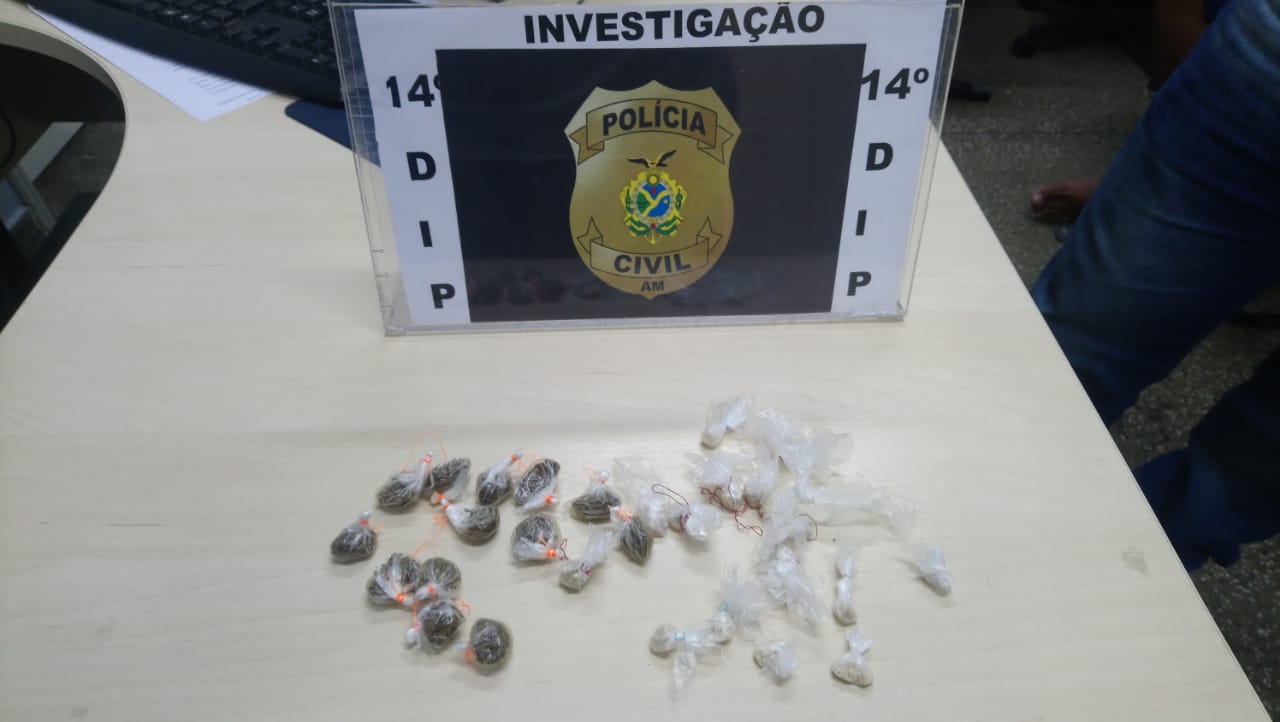 You are currently viewing Homem é preso após denúncia anônima com 26 trouxinhas de drogas no Novo Aleixo