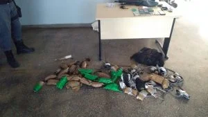 Leia mais sobre o artigo Polícia apreende corda lançada para dentro de presídio com drogas e celulares, em Manaus