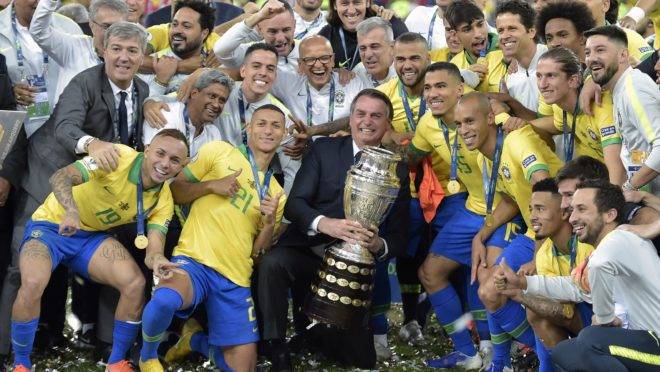 You are currently viewing Bolsonaro vai a campo, tira foto com taça e ouve ‘mito’ de jogadores