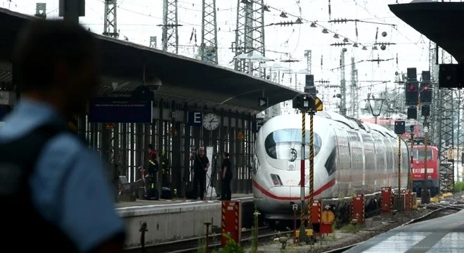 No momento, você está visualizando Criança é lançada em trilho e morre atropelada por trem na Alemanha