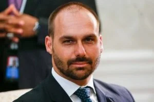 Leia mais sobre o artigo Juiz dá 5 dias para Bolsonaro explicar nomeação de filho 