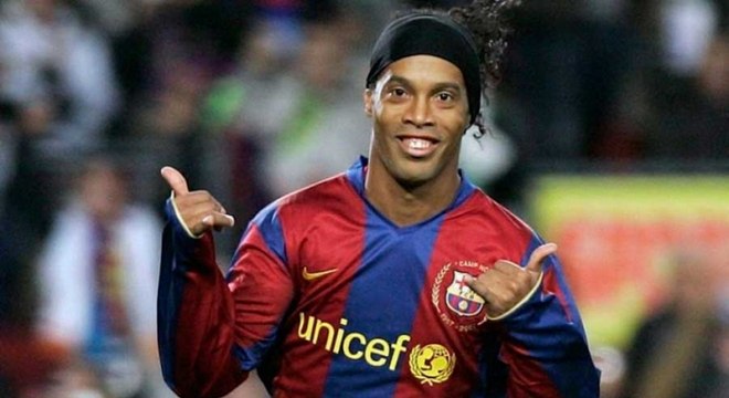 You are currently viewing Ronaldinho deve milhões e tem 57 imóveis bloqueados, diz jornal