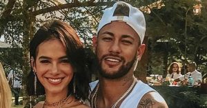 Read more about the article Com sintomas de saudades, Neymar cria boneca de jogo inspirada em Bruna Marquezine