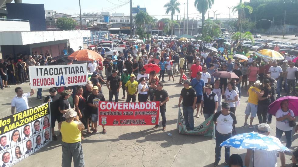 You are currently viewing Servidores do AM protestam contra congelamento de salários