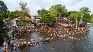 Read more about the article Homem atira e fere duas pessoas dentro de balneário, em Parintins