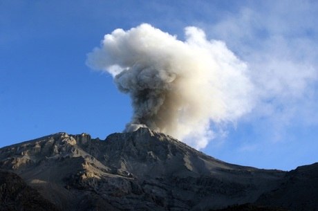 You are currently viewing Erupção de vulcão deixa 30 mil pessoas desabrigadas no Peru