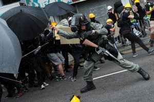 Read more about the article Greve e protestos com 14 mil pessoas paralisam Hong Kong