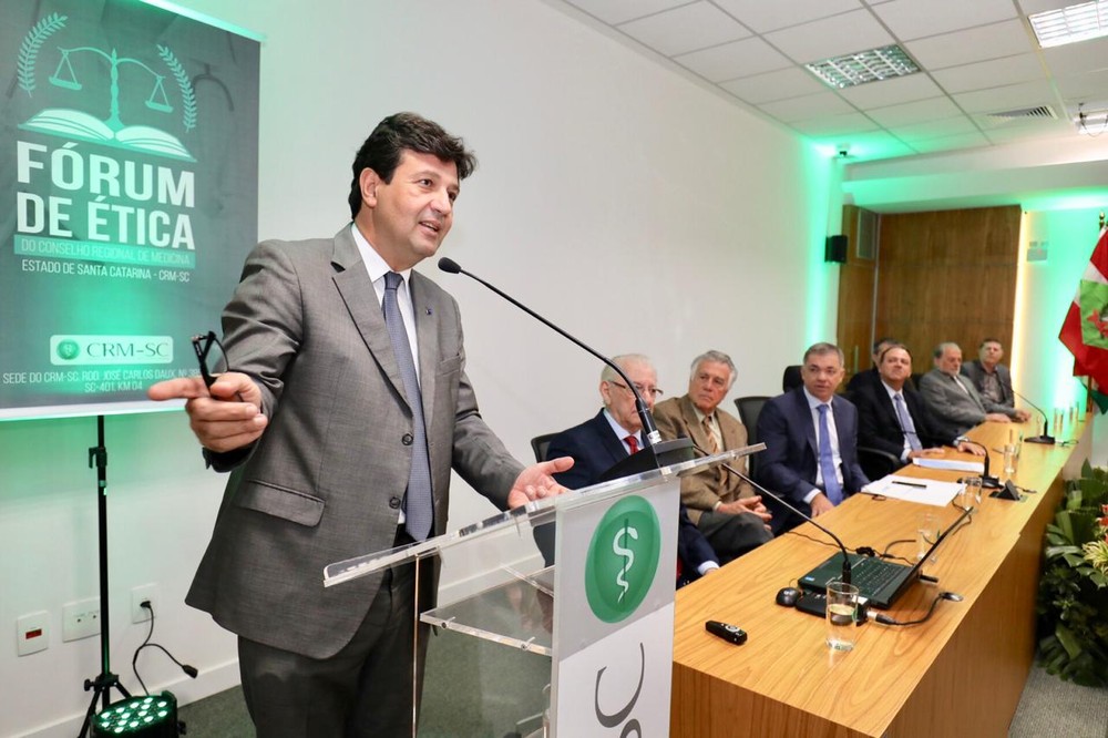 You are currently viewing Médicos cubanos terão que revalidar diploma, diz ministro
