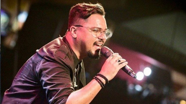 No momento, você está visualizando Vocalista do Sorriso Maroto sofre derrame e é afastado às pressas