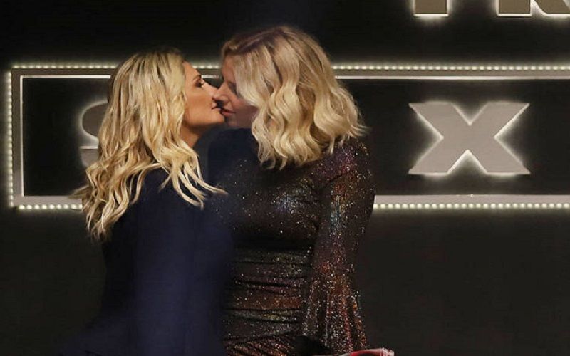 You are currently viewing Antônia Fontenelle e Natália Klein se beijam no palco em prêmio pornô. Veja o vídeo!