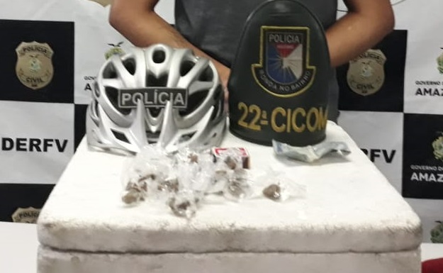 You are currently viewing Ciclopatrulheiros da Polícia Militar detêm jovem com drogas em uma caixa de isopor no Parque dos Bilhares