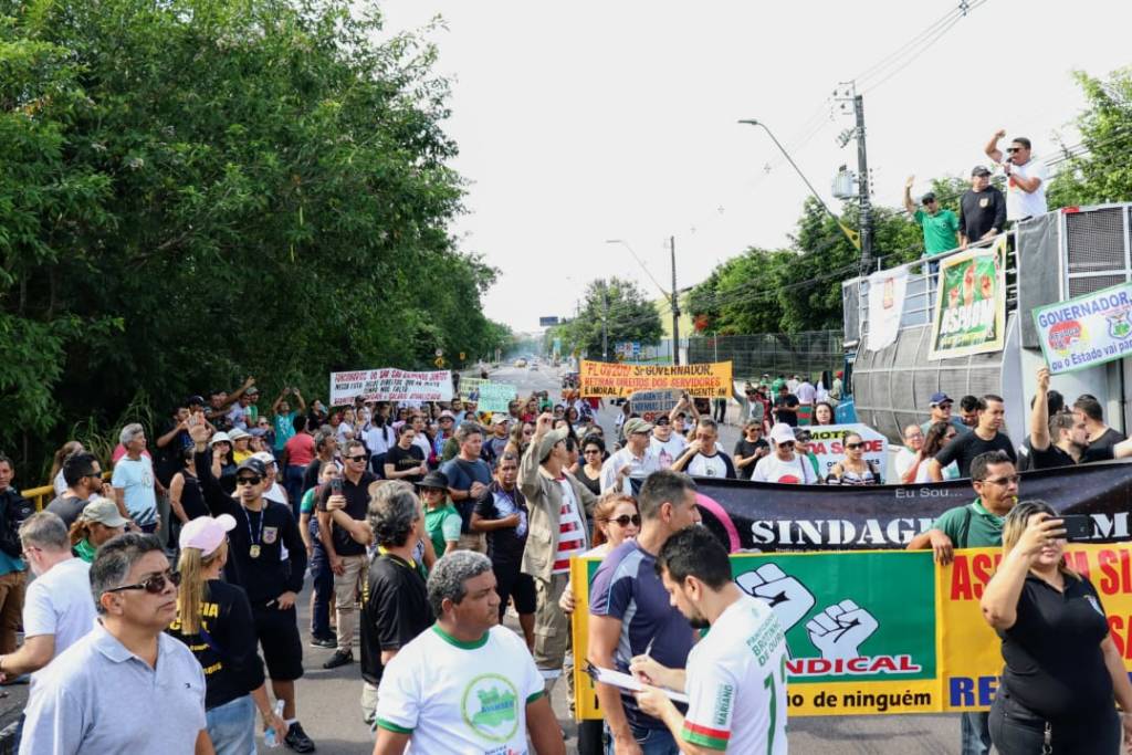 You are currently viewing Servidores do AM realizam manifestação em frente a sede do governo