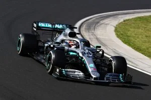 Leia mais sobre o artigo Lewis Hamilton ultrapassa Max Verstappen no fim e vence GP da Hungria