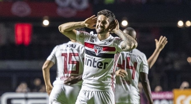 You are currently viewing São Paulo vence o Santos, encerra jejum e entra na briga pelo título