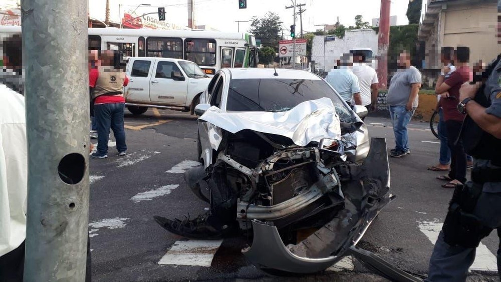 No momento, você está visualizando Quatro pessoas ficam feridas após acidente entre ônibus e carro, em Manaus