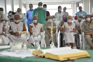 Leia mais sobre o artigo Hospital de campanha recebe missa, celebrada em homenagem a pacientes e profissionais