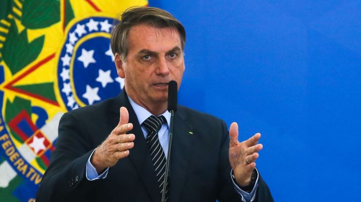 No momento, você está visualizando Bolsonaro sanciona lei que proíbe corte de água e energia aos finais de semana