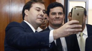 Read more about the article Maia critica força-tarefa da Lava Jato e diz que Moro virou político