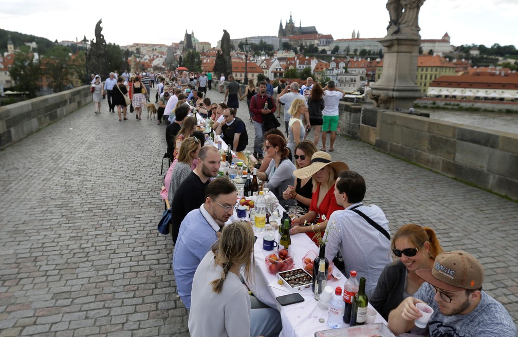 You are currently viewing Moradores de Praga celebram o fim da quarentena na cidade com jantar em mesa gigante