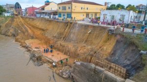 Read more about the article Erosão na orla de Parintins, no AM, volta a preocupar e prefeitura decreta ‘situação de emergência’