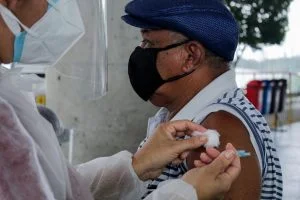 Leia mais sobre o artigo Prefeito David Almeida determina antecipação da vacinação dos idosos de 75 a 79 anos