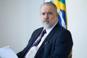 Leia mais sobre o artigo Aras defende revisão de liminar que obriga Amazonas a dar oxigênio a hospital