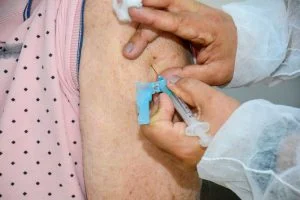 Leia mais sobre o artigo Prefeitura inicia vacinação contra a Covid-19 para idosos nesta sexta-feira
