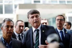 Leia mais sobre o artigo Em encontro privado, Bolsonaro diz que latas de leite condensado são para ‘enfiar no rabo da imprensa’