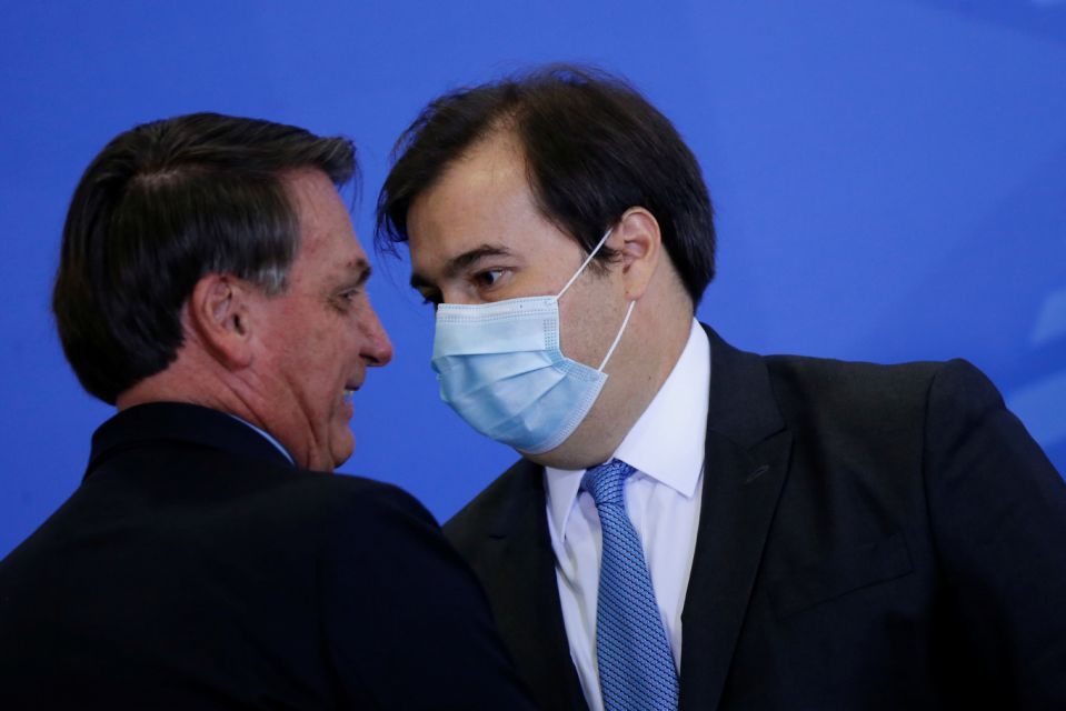 You are currently viewing Maia ameaça dar aval para impeachment de Bolsonaro, dizem aliados
