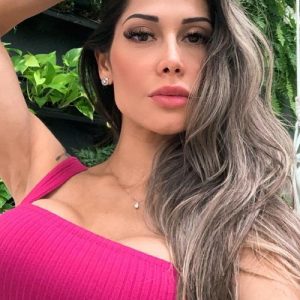 Read more about the article Mayra Cardi confessa que teve pensamentos bem negativos após as traições de Arthur Aguiar