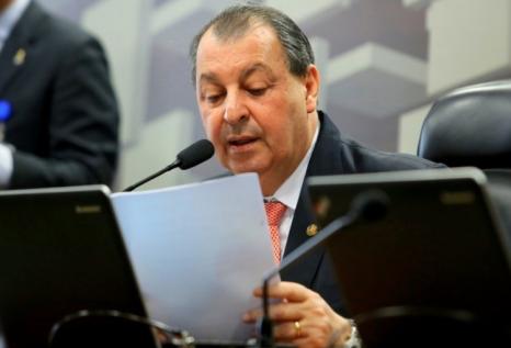 You are currently viewing Senador Omar defende vacinação de policiais e bombeiros no Amazonas