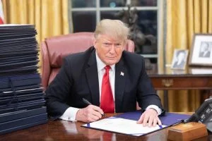 Leia mais sobre o artigo Trump cria “escritório do ex-presidente” na Flórida