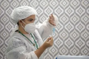 Leia mais sobre o artigo Saúde assegura recebimento de mais 54 milhões de doses de vacina contra Covid-19