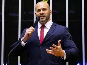 Leia mais sobre o artigo PGR denuncia ao STF deputado Daniel Silveira, preso em flagrante por crime inafiançável
