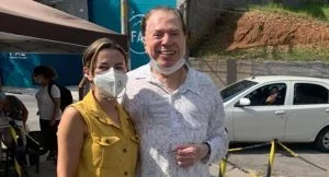 Leia mais sobre o artigo Aos 90 anos, Silvio Santos toma vacina e faz foto sem máscara em São Paulo
