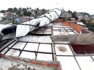 Leia mais sobre o artigo Forte temporal em Manaus arranca telhados de residências
