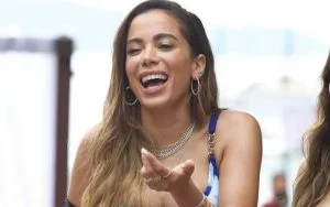Leia mais sobre o artigo Anitta recebe alta e vai para casa após internação: ‘Ainda não tô 100%’