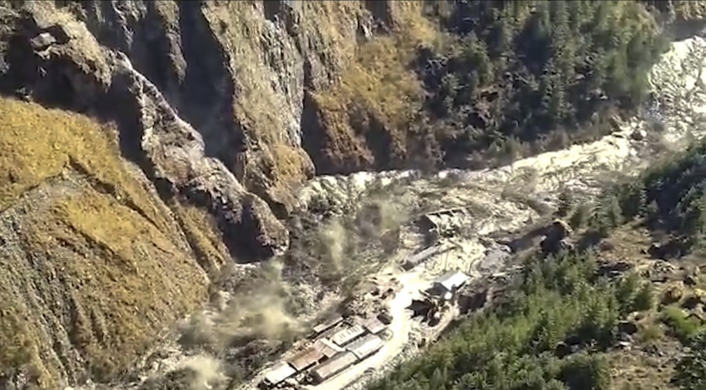 You are currently viewing Inundações deixam mortos na Índia após barragem ser atingida por parte de geleira que rompeu no Himalaia